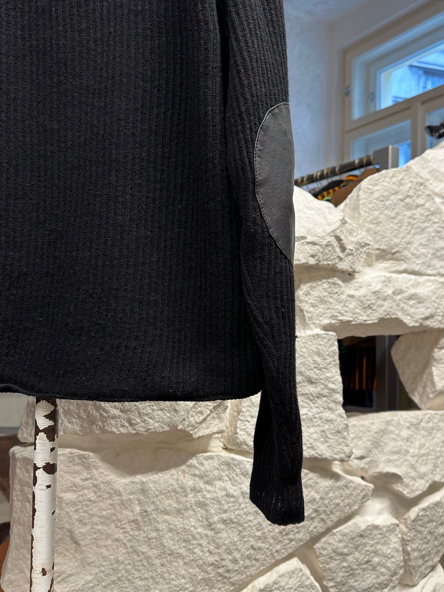 Leather Wool Cardigan レザー ニット 
カーディガン Black 黒 エルボーパッチ Toto Vintage store Vintage clothing Praha Prague プラハ 古着屋 古着 ユーロ古着 ヨーロッパ古着 古着卸 フランス買い付け