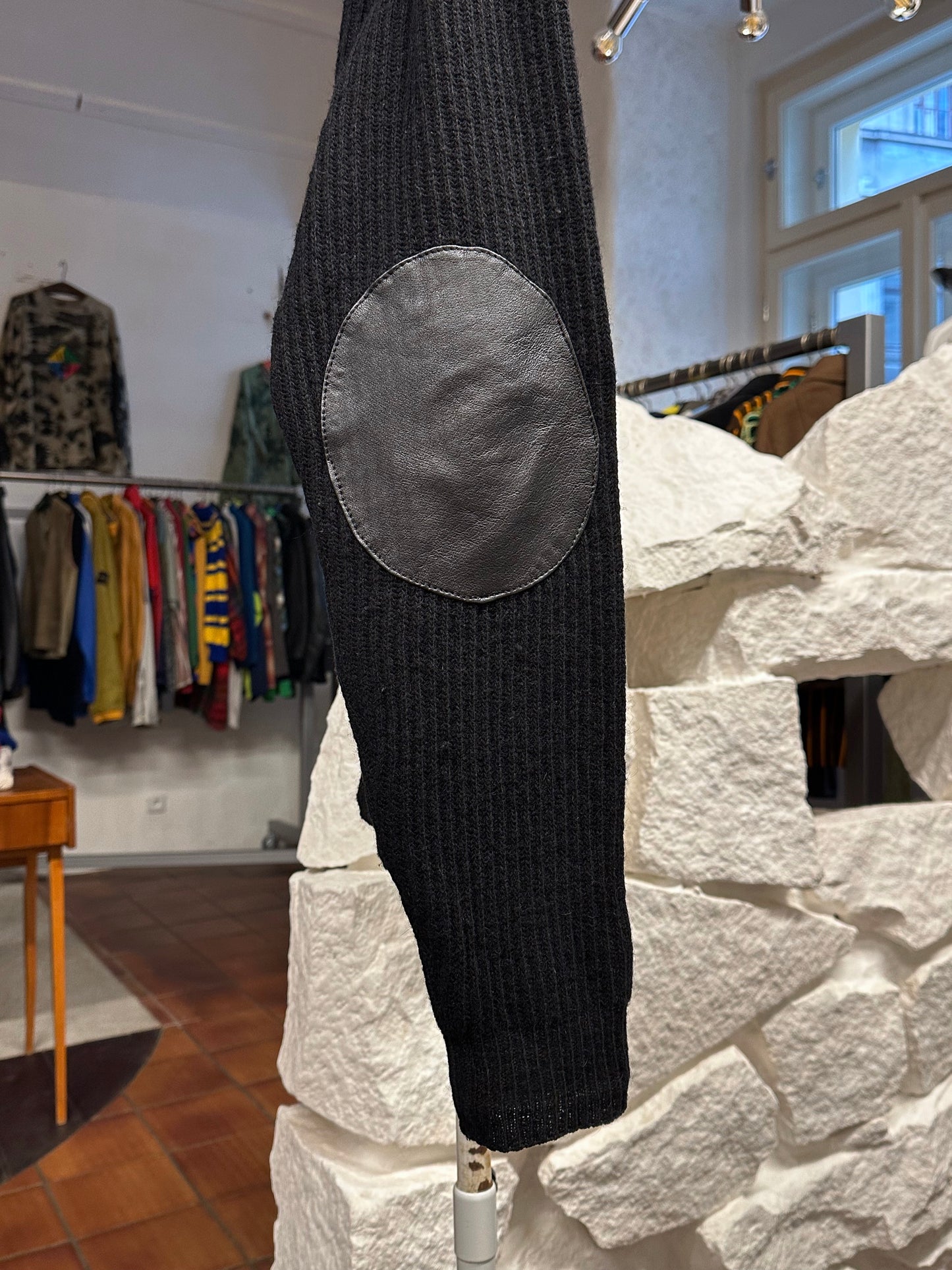 Leather Wool Cardigan レザー ニット 
カーディガン Black 黒 エルボーパッチ Toto Vintage store Vintage clothing Praha Prague プラハ 古着屋 古着 ユーロ古着 ヨーロッパ古着 古着卸 フランス買い付け