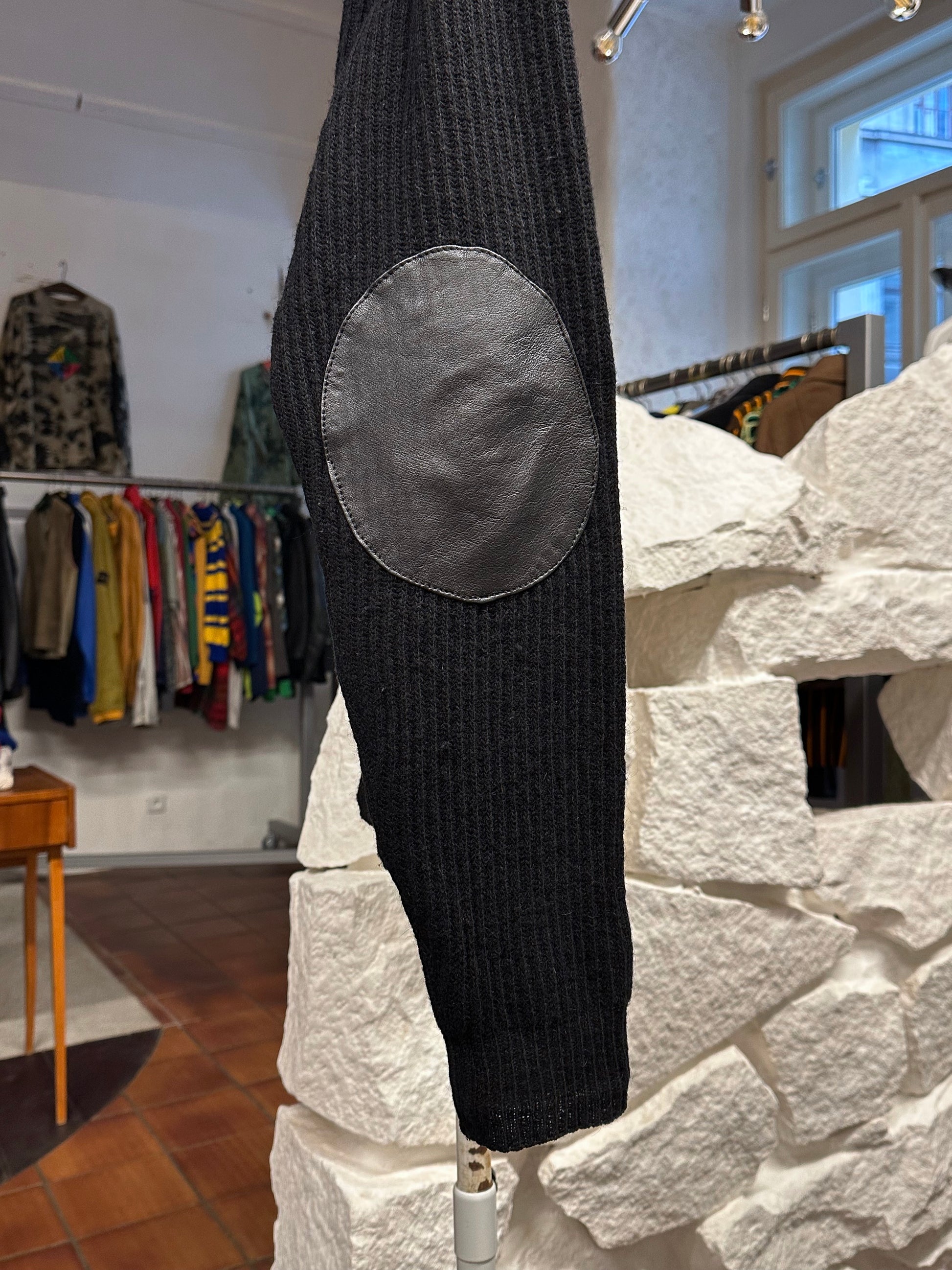 Leather Wool Cardigan レザー ニット 
カーディガン Black 黒 エルボーパッチ Toto Vintage store Vintage clothing Praha Prague プラハ 古着屋 古着 ユーロ古着 ヨーロッパ古着 古着卸 フランス買い付け