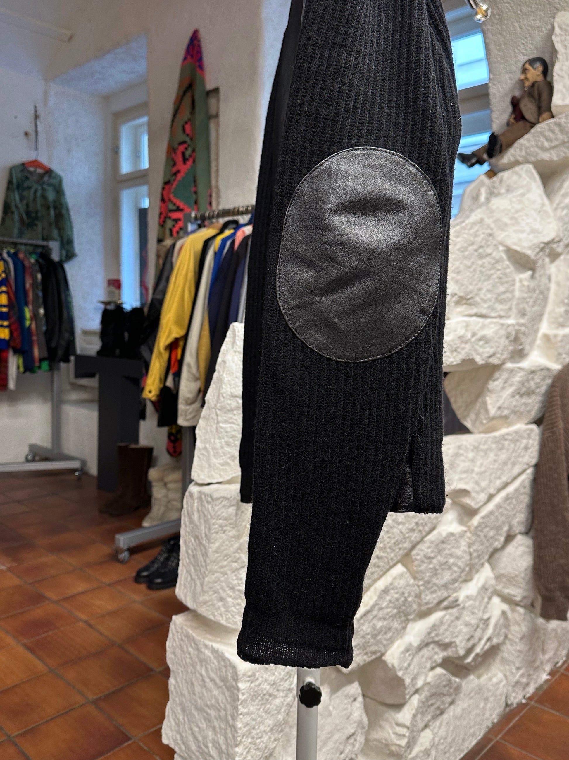 Leather Wool Cardigan レザー ニット 
カーディガン Black 黒 エルボーパッチ Toto Vintage store Vintage clothing Praha Prague プラハ 古着屋 古着 ユーロ古着 ヨーロッパ古着 古着卸 フランス買い付け