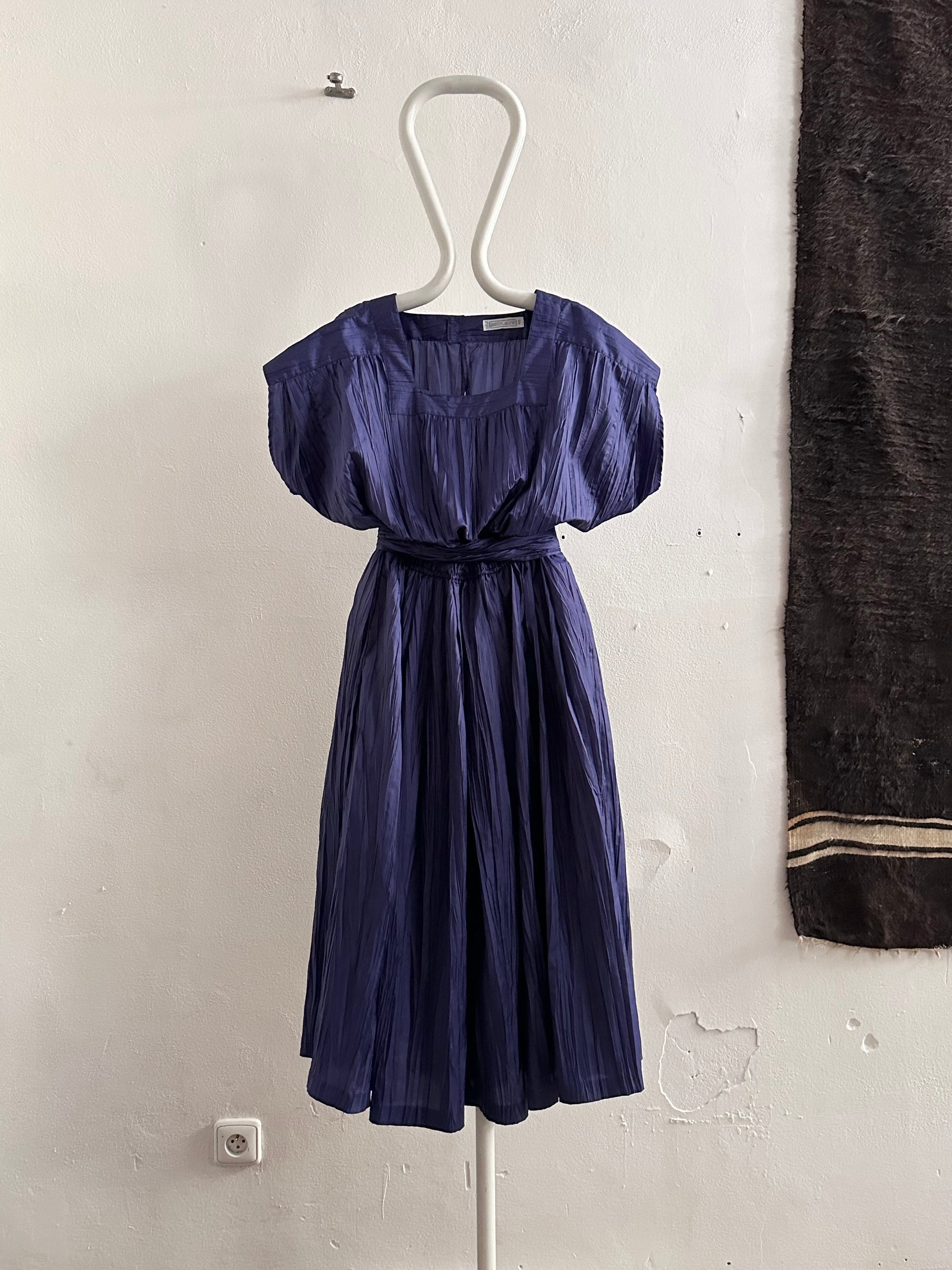 ガストンジョーネ ガストン・ジョーネ ヴィンテージ 古着 デザイナーズ ドレス プラハ 古着屋 ヴィンテージショップ アンティーク ストア ショップ TOTO Gaston Jaunet French France designer designers dress navy blue midnight pleats pleated vintage 80s 90s 1980s 1990s Praha Prague made in Hungary 