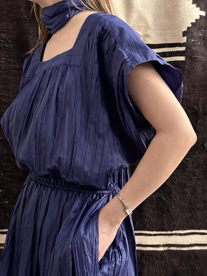 フレンチスリーブ オープンカラー ドレス ヴィンテージ 古着 インポート デザイナーズ デザイナーズヴィンテージ Gaston Jaunet French France designer designers dress navy blue midnight pleats pleated vintage 80s 90s 1980s 1990s Praha Prague made in Hungary 