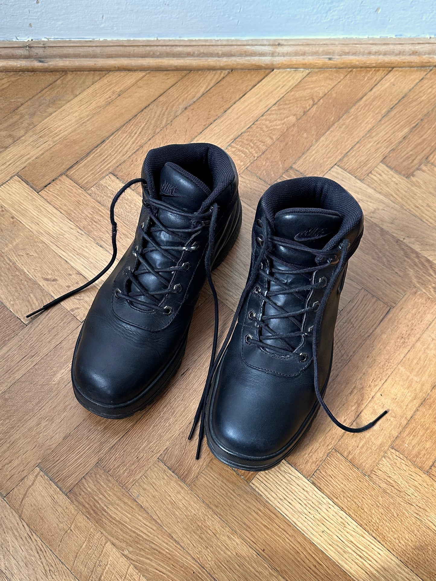 Nike ACG Black Leather Hiking Boots ナイキ Vintage Toto 古着屋  プラハ 古着 Praha Prague Vintage store ハイキング ブーツ 黒 レザー 革 ユーロ古着 ヨーロッパ古着 