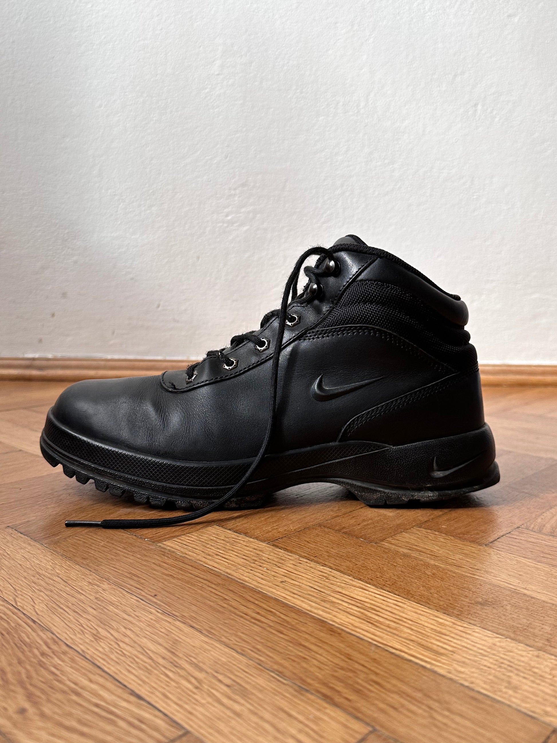 Nike ACG Black Leather Hiking Boots ナイキ Vintage Toto 古着屋  プラハ 古着 Praha Prague Vintage store ハイキング ブーツ 黒 レザー 革 ユーロ古着 ヨーロッパ古着 