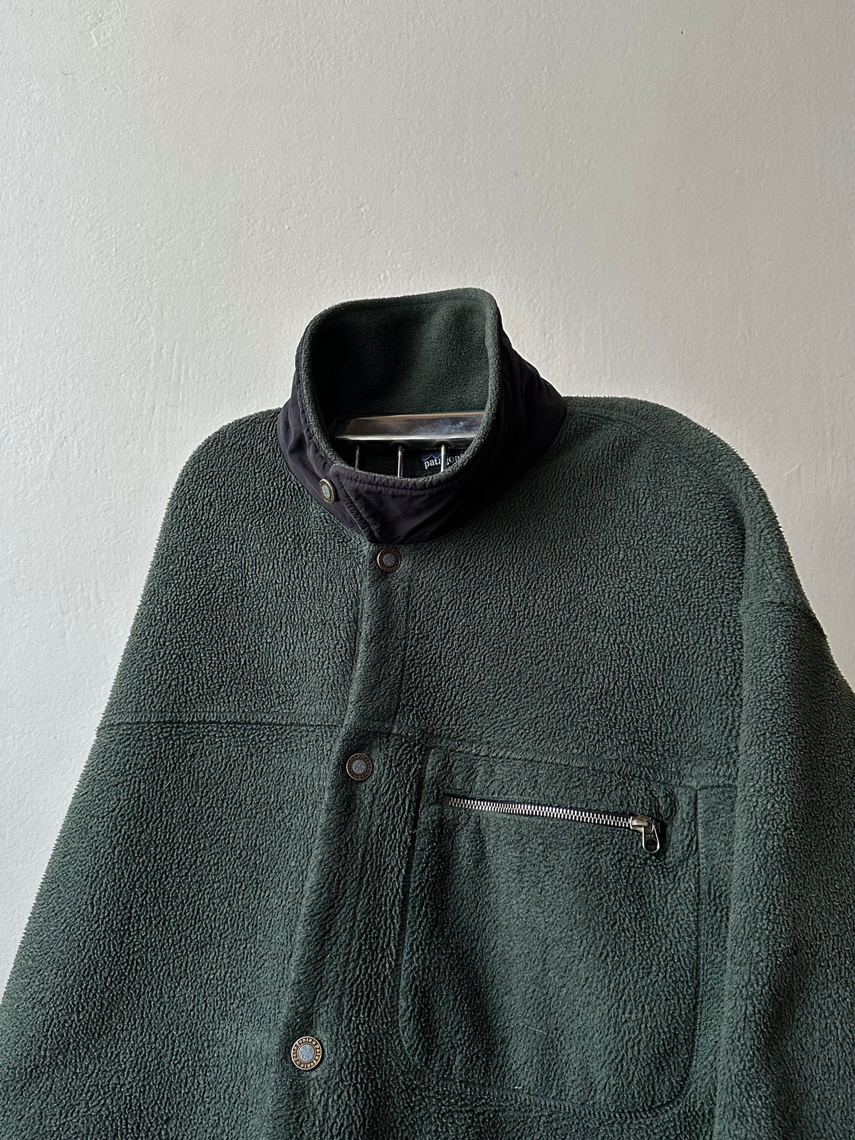 1990s Patagonia Shirring Coat 90年代 パタゴニア シャーリングコート フリース シンチラ レア ナイロン Toto Praha Vintage clothing shop Antique shop 古着屋 プラハ Showroom appointment Prague ユーロ古着 ヨーロッパ古着 古着卸 ヴィンテージ Made in USA アメリカ製 緑 Green