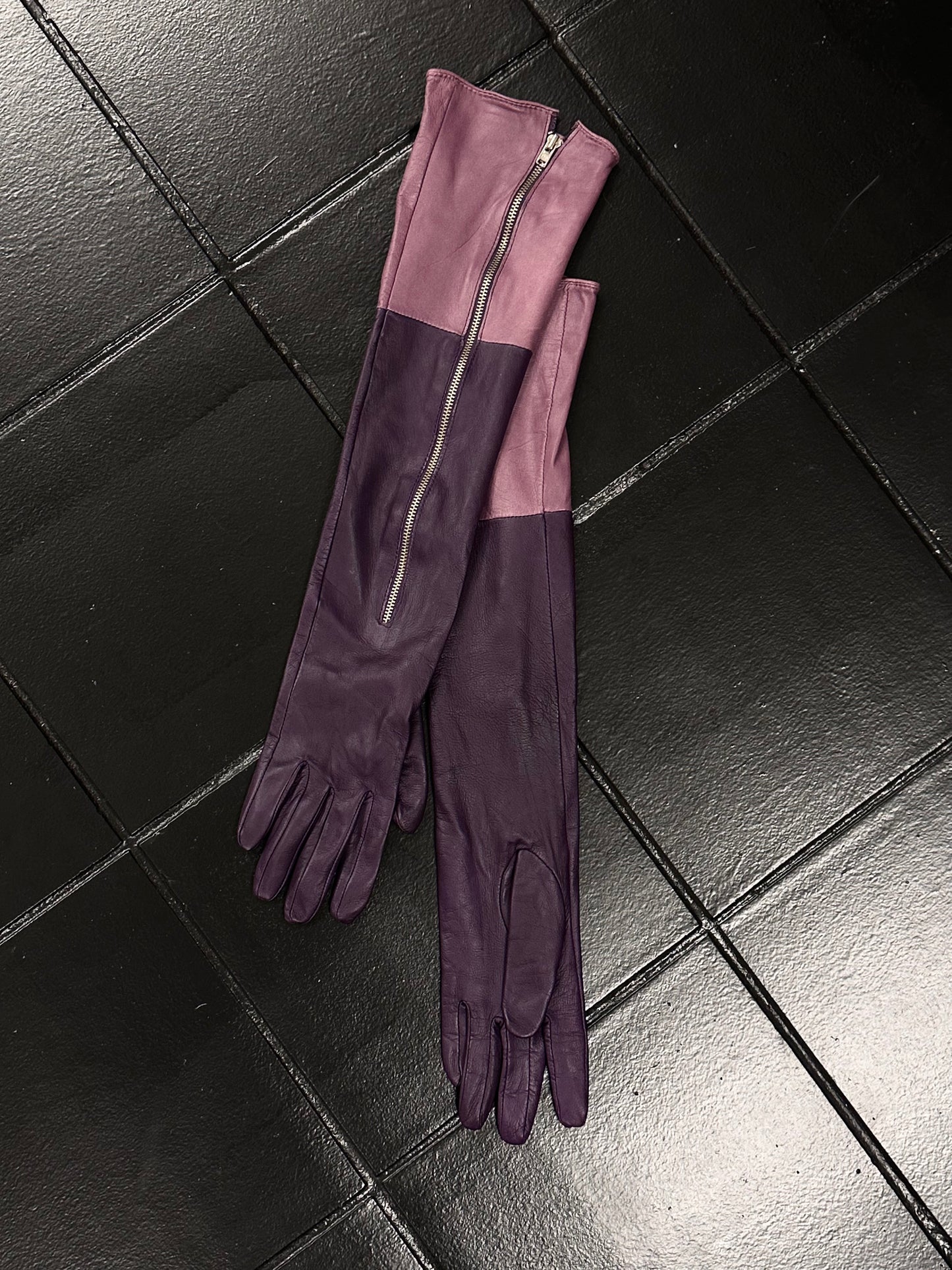 vintage leather opera gloves now 80's glove 90s 90's antique shop in Prague Praha プラハ 古着屋 ヴィンテージ レザー レザーグローブ 手袋