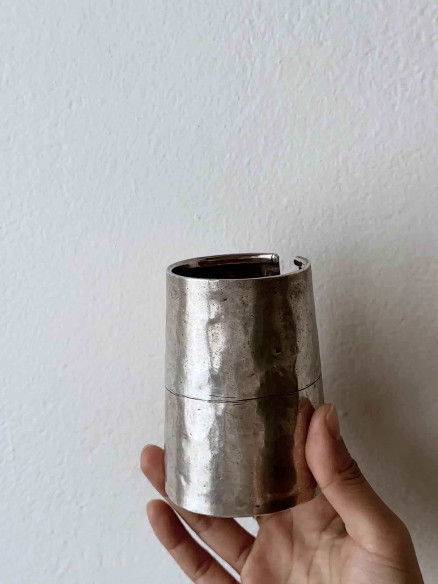 Frances Patiky Stein estate wardrobe auction audap African silver shield cuff bangle armband stering 925 Africa ethnic vintage アフリカンシルバー シルバーバングル シルバーカフ ヴィンテージシルバー ヴィンテージ シルバー TOTO Prague プラハ チェコ 古着屋 ヴィンテージショップ アンティークショップ antique store shop