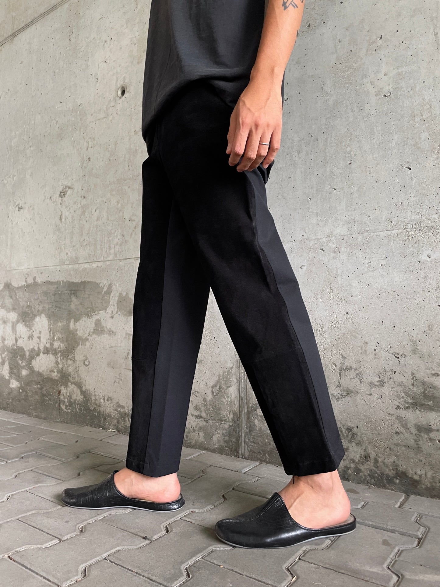 Leather switching trouser. Black.