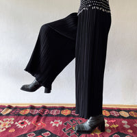 black pleated coool pants
