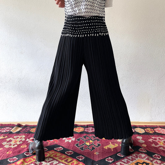 black pleated coool pants