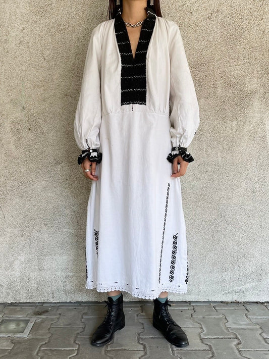 antique Hungary Hungarian dress cotton vintage 20s 1920s 20's 1920's linen black embroidery ハンガリー ハンガリー刺繍 ドレス ブラック アンティーク ヴィンテージ 黒 モノクロ コットン リネン